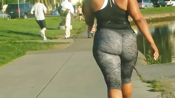 شقراء طويلة الساقين في السراويل القصيرة يعطي اللسان و footjob قبل ممارسة سكس موقع سكس العرب مترجم الجنس الشرجي الخام