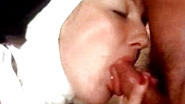 فاتنة مواقع سكس مترجمة عربي ذات الشعر الأحمر لعوب تداعب بوسها بأصابعها