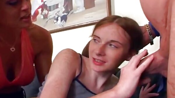 فاتنة طويل الساق مشحونة جنسيًا افلام سکس مترجم Lilu Moon يعطي footjob ويحصل على إفشل مسمر