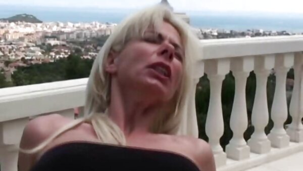 تمتد الساقين على مواقع سكس امهات نطاق واسع الساخنة تتمتع Staci Silverstone بإصبعها twat
