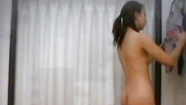 وشم موقع سكس عربي مترجم شقراء فاتنة كابري Cavanni الداعر الثابت على الأريكة الرمادية
